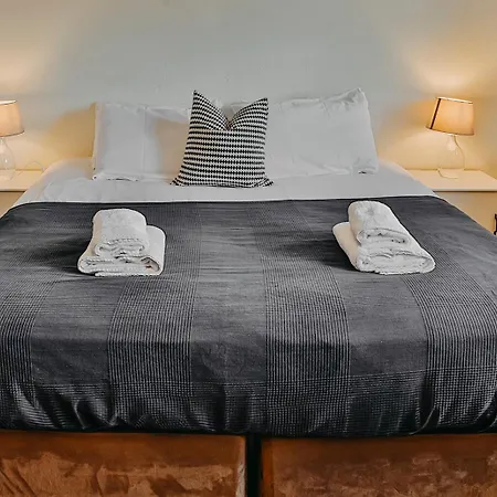 Rock Farm - Limehouse بيت ضيافة *